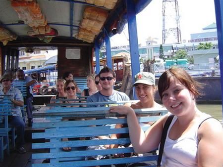 Khách du lịch nước ngoài rất thích thú khi được đi thuyền trên sông Hậu