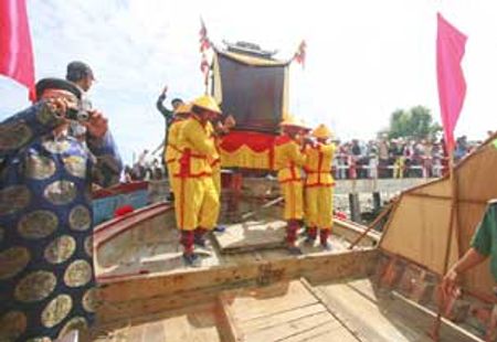 Bàn thờ &ldquo;Ðức ngài Cá Ông&rdquo; được đưa xuống một chiếc tàu đảm bảo độ an toàn cũng như thời gian ra vị trí làm lễ và quay về trong vòng 2 giờ