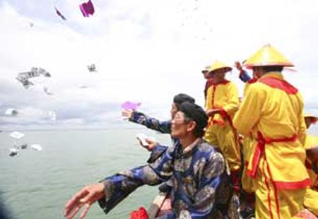 Lễ xong, những người trên tàu rải các vật phẩm xuống biển, gọi là chia lộc của &ldquo;Ðức ngài Cá Ông&rdquo;