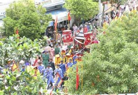 Sau gần hai giờ trên biển, &ldquo;Ðức ngài Cá Ông&rdquo; được đưa về đất liền, thờ cúng tại miếu Thủy Thần, thị trấn Cần Thạnh, huyện Cần Giờ