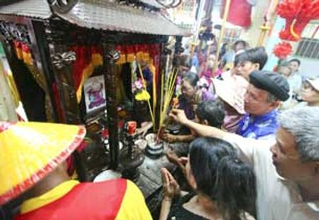 Bàn thờ &ldquo;Ðức ngài Cá Ông&rdquo; vừa định vị tại miếu đã không còn chỗ chen chân, vì khách thập phương chen vào thắp nhang cầu an cho gia đình