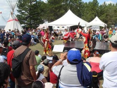Rất đông người xem dân bản địa da đỏ Canada nhảy múa