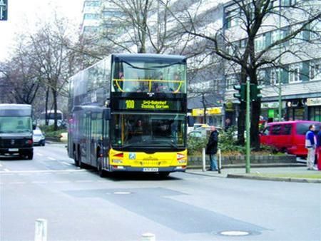 Xe buýt số 100 có hai tầng chuyên phục vụ khách tham quan