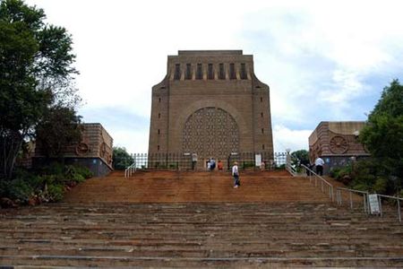 Đài tưởng niệm The Voortrekker Monument - kỷ niệm lịch sử người mở đường Châu Phi và lịch sử của tiếng Nam Phi gốc Hà Lan miền Nam