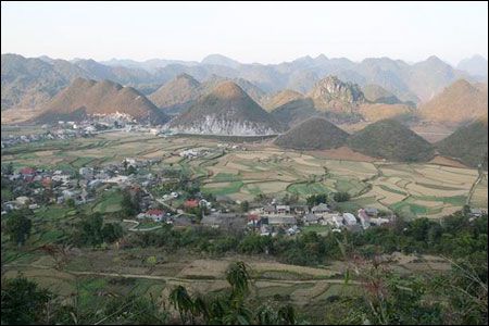Núi Đôi trong thung lũng
