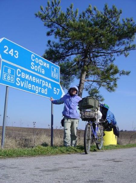 Tháng 2/2007, lữ khách Iwasaki nghỉ chân bên vệ đường ở Bulgaria.