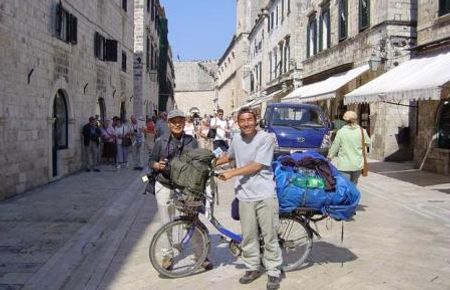 Keiichi Iwasaki cười hồn nhiên giữa phố tại Croatia vào tháng 4/2007.