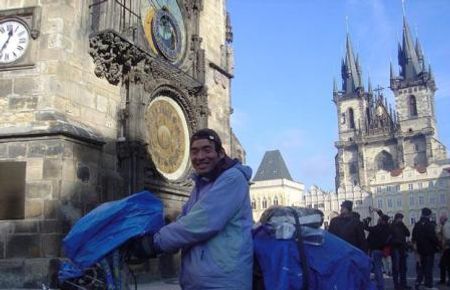 Tháng 11/2007, Iwasaki dừng chân tại Old Town Square ở Prague, CH Czech.