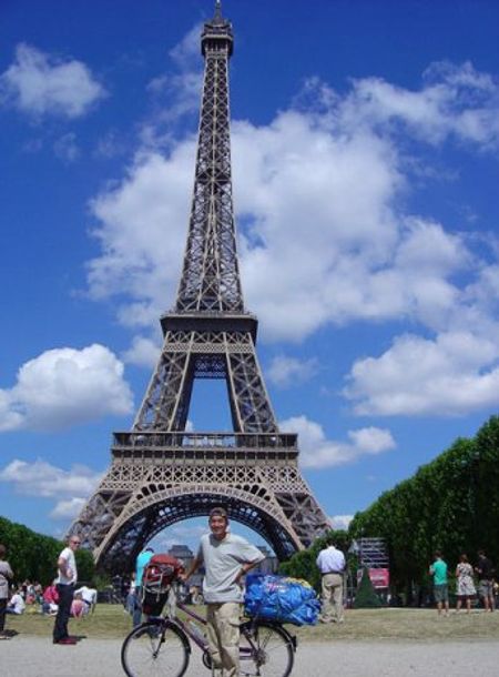 Iwasaki chụp hình trước tháp Eiffel, Paris cùng với hành lý và xe đạp vào tháng 7/2008.