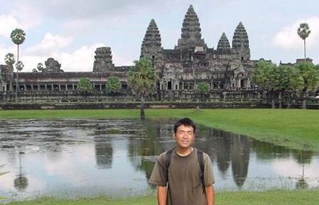 Tháng 9/2002, Iwasaki có mặt tại Angkor Wat, Campuchia.