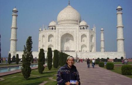 Keiichi Iwasaki trước đền Taj Mahal nổi tiếng của Ấn Độ tháng 12/2004.