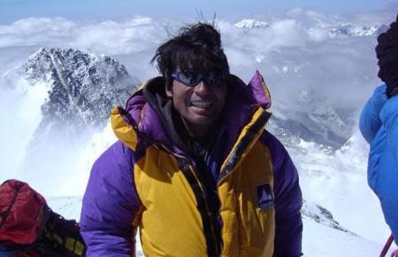 Tháng 5/2005, Keiichi Iwasaki chụp hình trên núi Everest, Nepal ở độ cao 8.848m so với mực nước biển.
