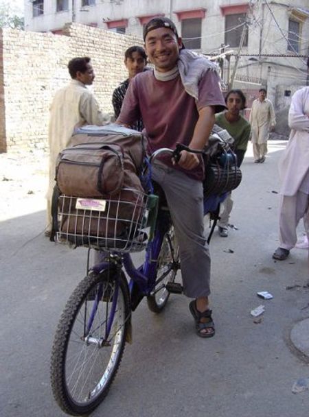 Tháng 3/2006, Iwasaki cười tươi khi đặt chân đến Pakistan.
