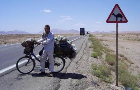 Iran - tháng 6/2006, chụp hình trước biển báo có lạc đà qua lại trên đường.
