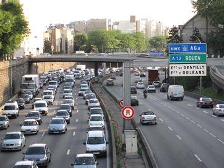 Ô tô cá nhân trên đường phố Paris