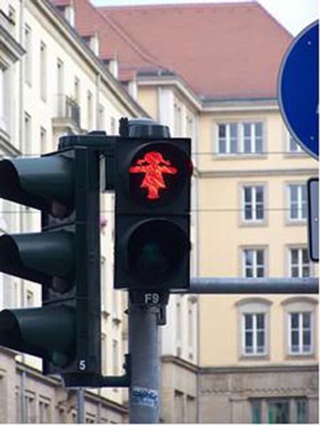 "Nhường đường cho trẻ em" - Đèn giao thông ở Dresden (Đức)