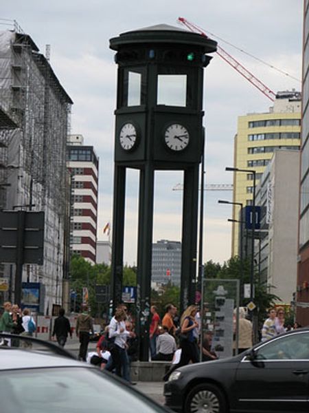Cho những ai muốn luyện mắt - Đèn giao thông ở Berlin (Đức)