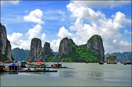 Vịnh Hạ Long - một điểm đến của du khách trong và ngoài nước.