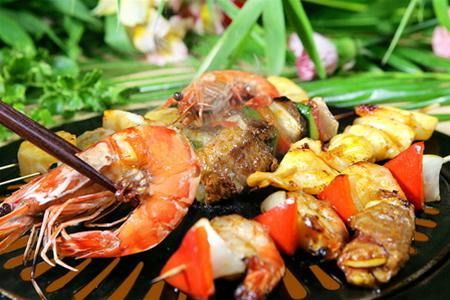Nướng trực tiếp vẫn là cách thức ăn ưa thích của nhiều người