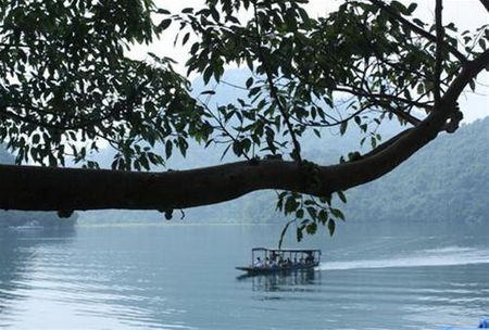 Du khách có thể du ngoạn vòng quanh hồ bằng xuồng máy