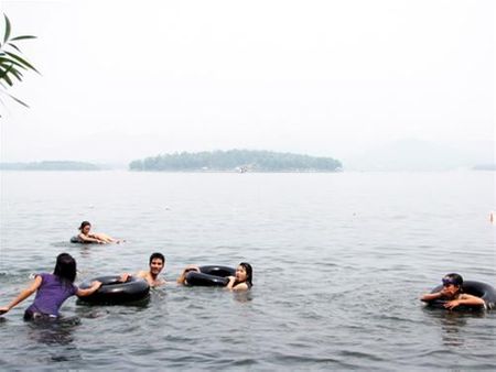 Tắm mát trên hồ