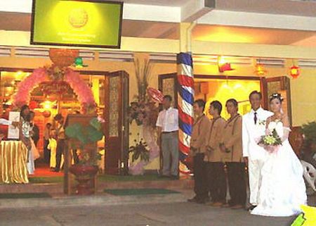Cô dâu chú rể đón khách đến dự đám cưới chay