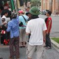 Bủa vây du khách