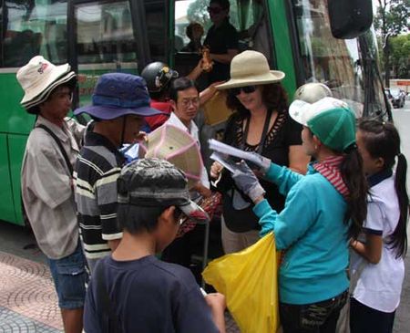 Một nữ du khách trong vòng vây của những người bán hàng
