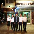 Nhân viên và MR Sunil - Khách sạn Hà Nội Mike's