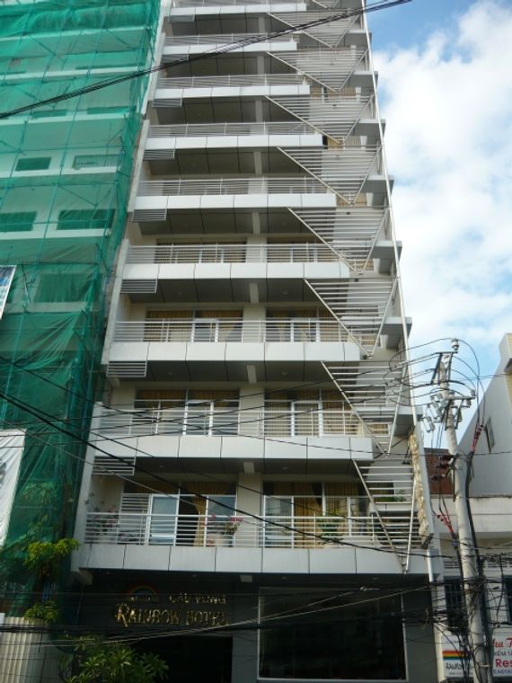 Khách sạn Cầu Vồng