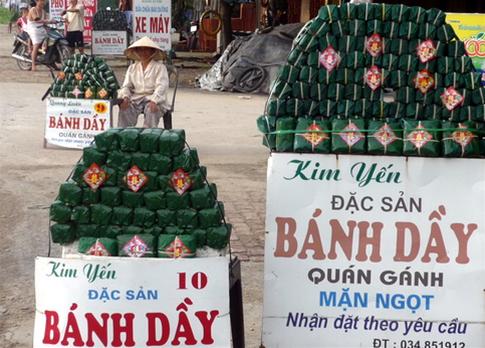 Quan Ganh village serves best "Banh Day" - Glutinous rice cake - vietnamtourism.org.vn