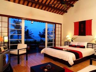 hoianbeach.JPG