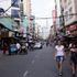 Du khách quốc tế bị hàng rong chèo kéo ở Sài Gòn