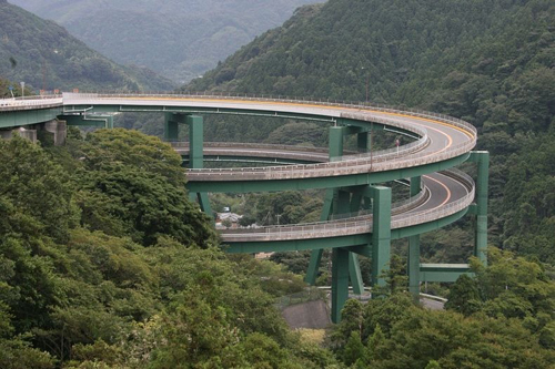 Kawazu-Nanadaru, cây cầu xoắn ốc ngoạn mục trên sườn núi 1