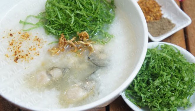 Ở Phú Yên có nhiều quán hải sản, bạn dễ dàng tìm ăn món cháo hàu