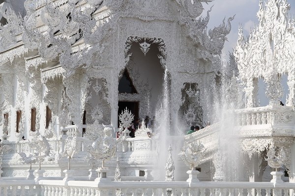 Chiêm ngưỡng ngôi đền trắng tuyệt đẹp của Thái Lan 12