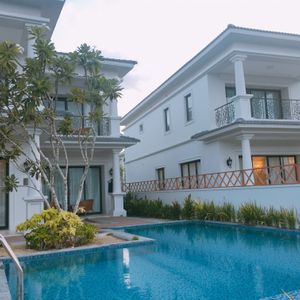 Vinpearl Long Beach Nha Trang Resort & Spa