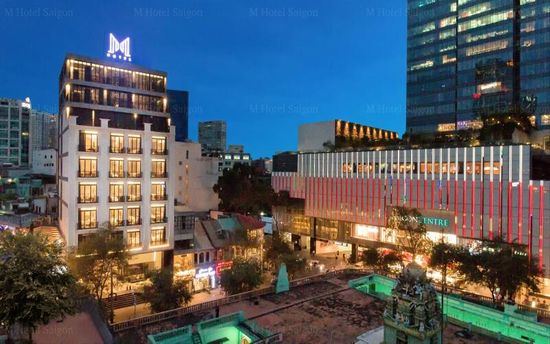 Khách sạn M Saigon: Với thiết kế hiện đại và tiện nghi đầy đủ, khách sạn M Saigon là nơi lưu trú lý tưởng cho những chuyến đi công tác hay du lịch gia đình. Khách sạn nằm ở trung tâm Sài Gòn, mang đến cho bạn sự tiện lợi và thoải mái.