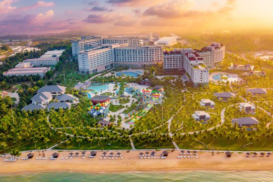 Đánh giá VinOasis Phú Quốc Resort 2024, nơi mang đến cho du khách sự kết hợp hoàn hảo giữa kiến trúc độc đáo, tiện nghi hiện đại và không gian thiên nhiên xanh mát. Chắc chắn sẽ làm cho bạn cảm thấy thoải mái và thư giãn.