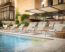 Khách sạn Alexandra Barcelona, Curio Collection by Hilton