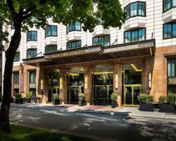 Khách sạn Hilton Vienna Plaza