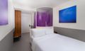 1 Queen Bed / 2 Twin Beds