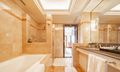 Deluxe Suite hướng phố