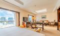 Deluxe Suite hướng phố